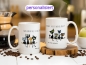 Preview: Personalisierte Tassen-Set mit Katzendesign und Sprüchen: eine Tasse zeigt die Aufschrift 'Man kann nie zu viele Katzen haben, nur zu wenig Platz!' mit niedlichen Katzengrafiken und den Namen 'Anna und ihre Katzenbande'. Perfekt für Katzenliebhaber.